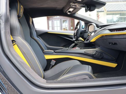 Used 2025 Lamborghini Revuelto AWD/4WD image 14