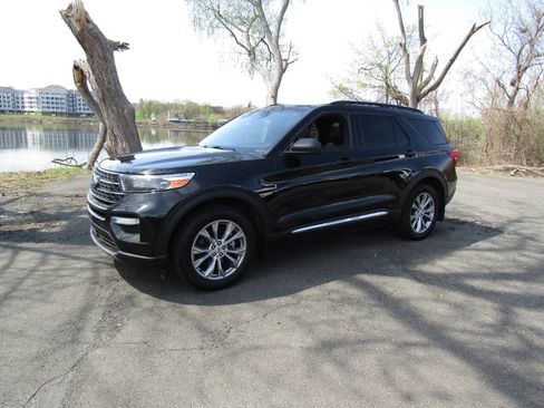 Used 2020 Ford Explorer XLT w/ Equipment Group 202A AWD/4WD image 2