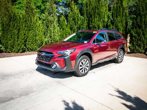 Used 2025 Subaru Outback Premium image 6