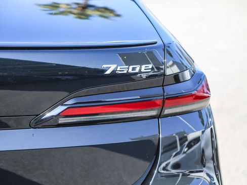 Used 2025 BMW 750e xDrive w/ Premium Package image 7
