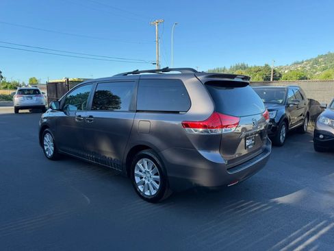 Used 2013 Toyota Sienna LE w/ Towing Pkg AWD/4WD image 7