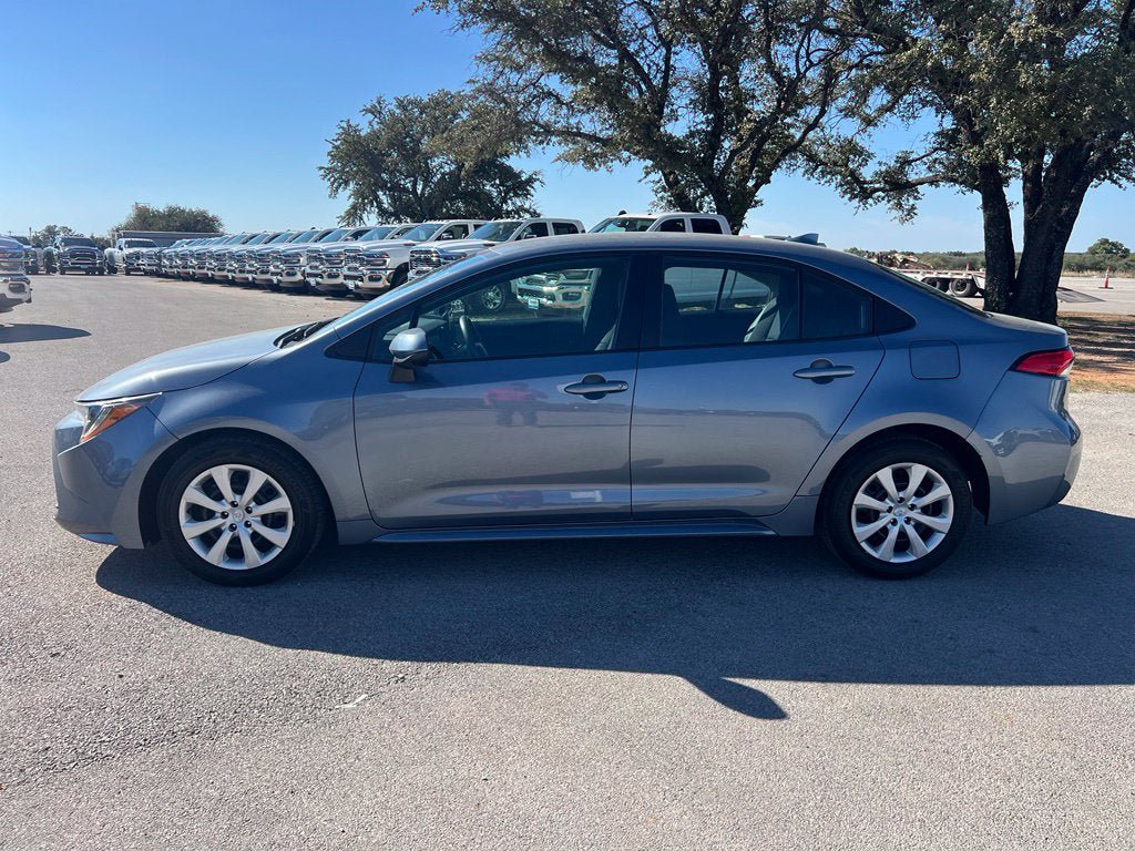 Used 2025 Toyota Corolla LE FWD image 2
