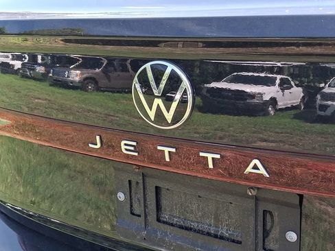 Used 2025 Volkswagen Jetta SE FWD image 16