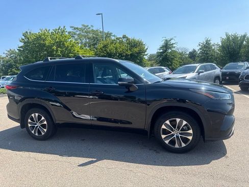 Used 2022 Toyota Highlander XLE AWD/4WD image 12