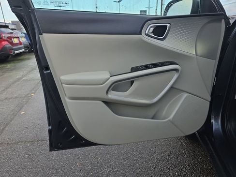 Used 2022 Kia Soul LX image 16