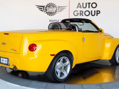 Used 2006 Chevrolet SSR w/ Preferred Equipment Group RWD image 10