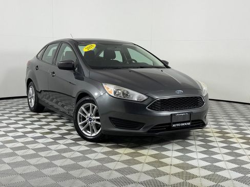 Used 2018 Ford Focus SE FWD image 2