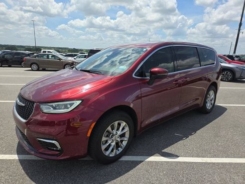 Used 2023 Chrysler Pacifica Touring-L w/ Uconnect Theater Family Group AWD/4WD image 5