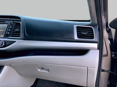 Used 2018 Toyota Highlander Plus FWD image 18
