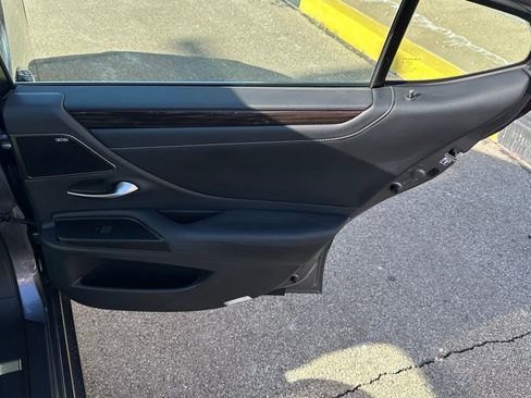Used 2019 Lexus ES 300h w/ Luxury Package image 25
