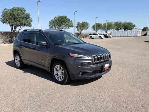 Used 2018 Jeep Cherokee Latitude Plus w/ Comfort/Convenience Group FWD image 4
