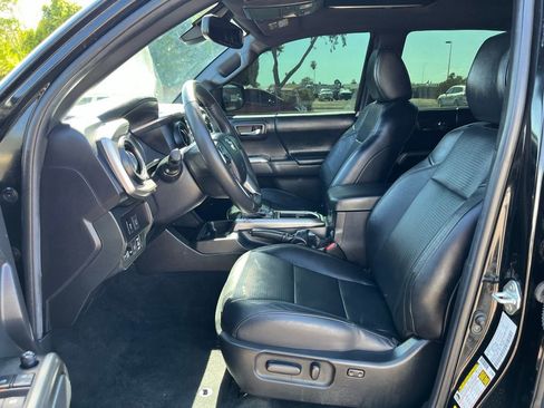 Used 2022 Toyota Tacoma Limited image 21