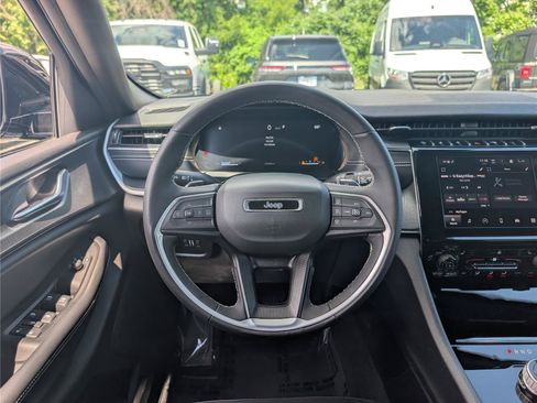 Used 2023 Jeep Grand Cherokee Altitude AWD/4WD image 17