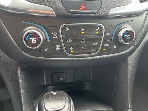 Used 2018 Chevrolet Equinox LT image 36