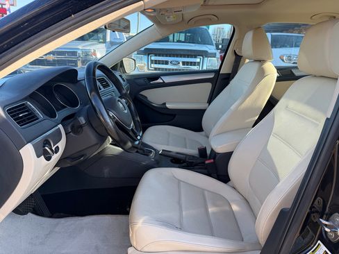 Used 2017 Volkswagen Jetta SE image 2