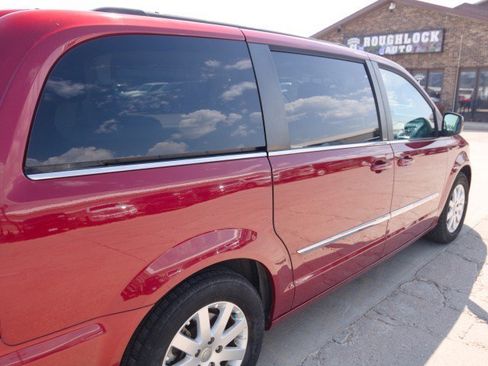 Used 2013 Chrysler Town & Country Touring FWD image 9
