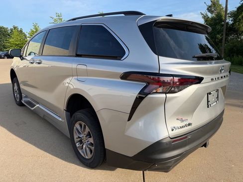 Used 2023 Toyota Sienna XLE w/ XLE Plus Package FWD image 3