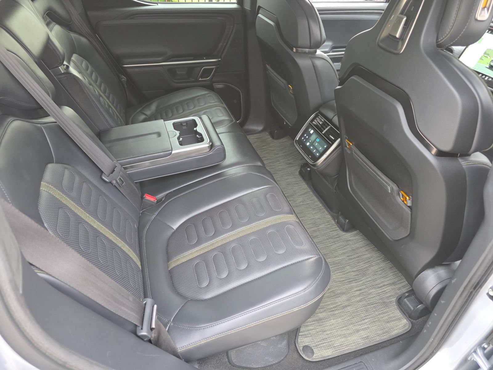Used 2024 Rivian R1T Adventure Dual AWD/4WD image 31