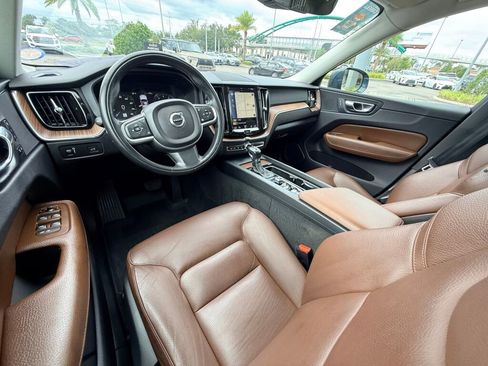 Used 2018 Volvo XC60 T5 Momentum w/ Convenience Package image 21