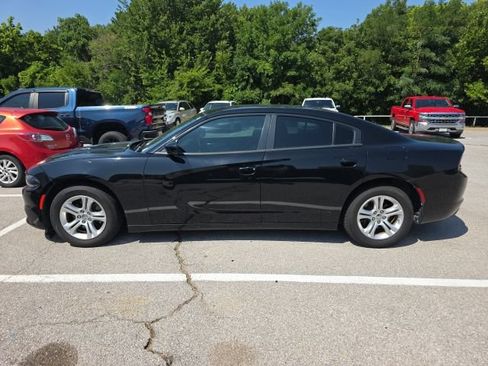 Used 2019 Dodge Charger SXT RWD image 2