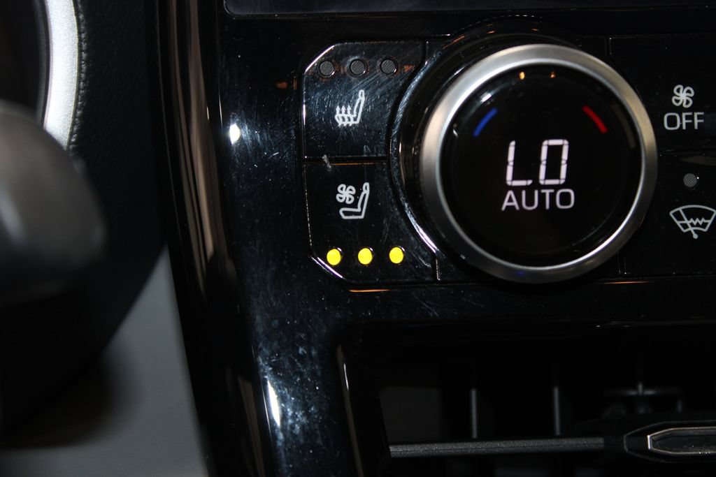 Used 2023 Toyota Highlander Limited FWD image 51