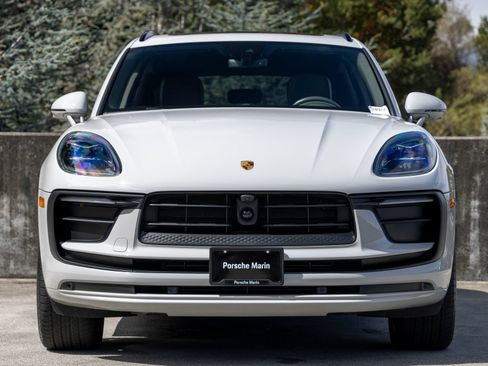 Certified 2025 Porsche Macan AWD/4WD image 8
