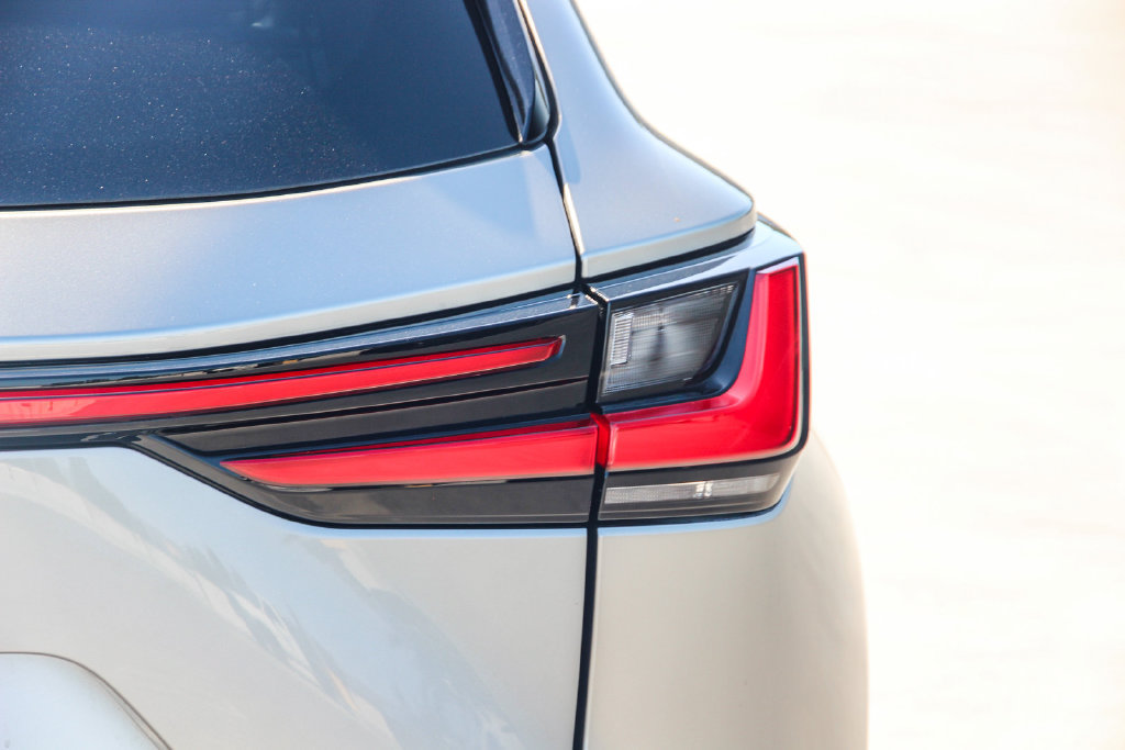 Certified 2025 Lexus NX 350h AWD image 8