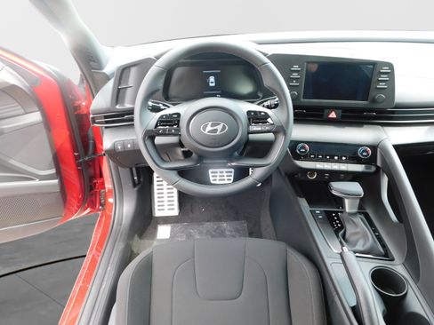 Certified 2025 Hyundai Elantra Sport FWD image 12