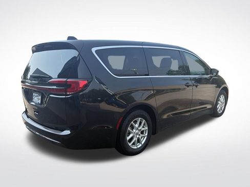 Used 2023 Chrysler Pacifica Touring-L FWD image 6