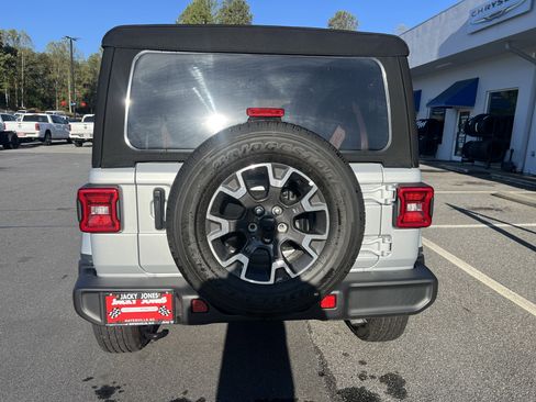 Used 2024 Jeep Wrangler Unlimited Sahara AWD/4WD image 2