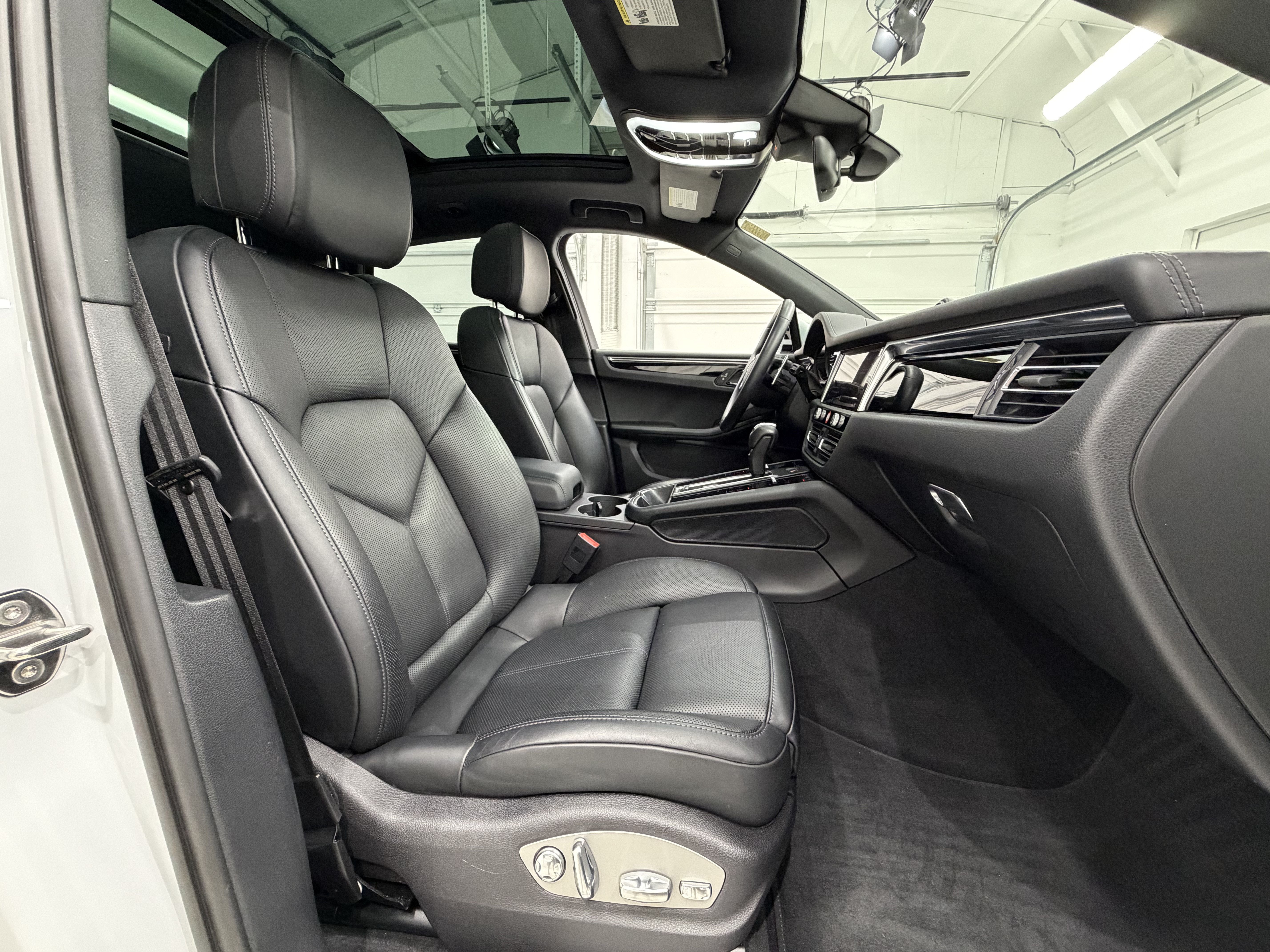 Certified 2024 Porsche Macan S AWD/4WD image 23