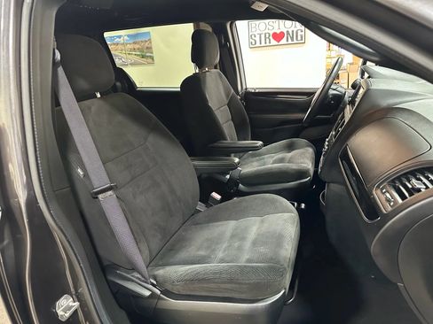 Used 2017 Dodge Grand Caravan SE image 30