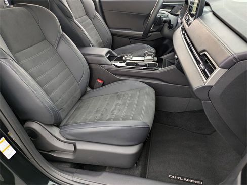 Used 2025 Mitsubishi Outlander SE image 30