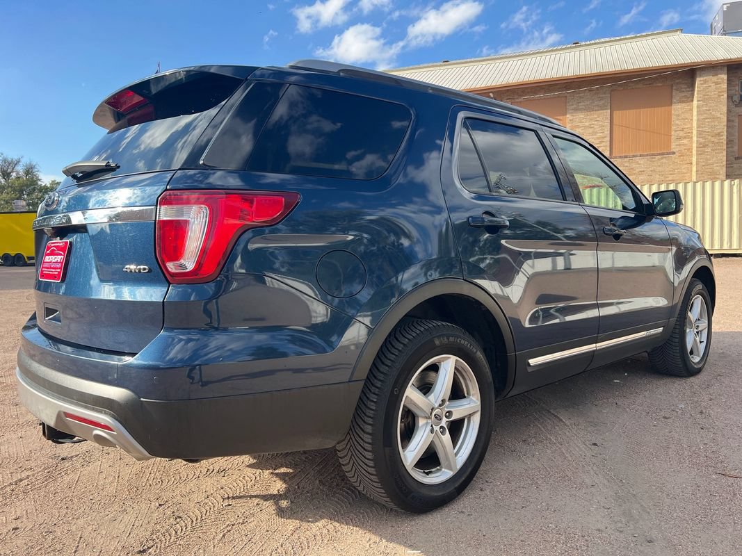 Used 2017 Ford Explorer XLT w/ Equipment Group 202A AWD/4WD image 7