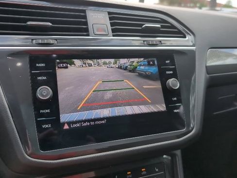 Used 2023 Volkswagen Tiguan SE w/ Panoramic Sunroof Package FWD image 18