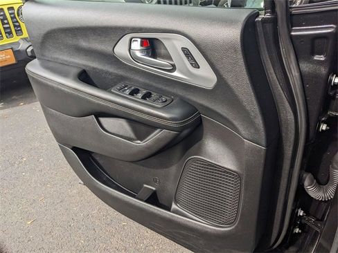 Certified 2021 Chrysler Pacifica Touring-L w/ S Appearance Package image 18