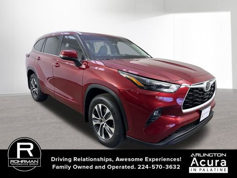Used 2024 Toyota Highlander XLE AWD/4WD image 3