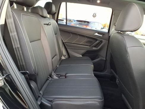 Certified 2022 Volkswagen Tiguan SE w/ Panoramic Sunroof Package image 11
