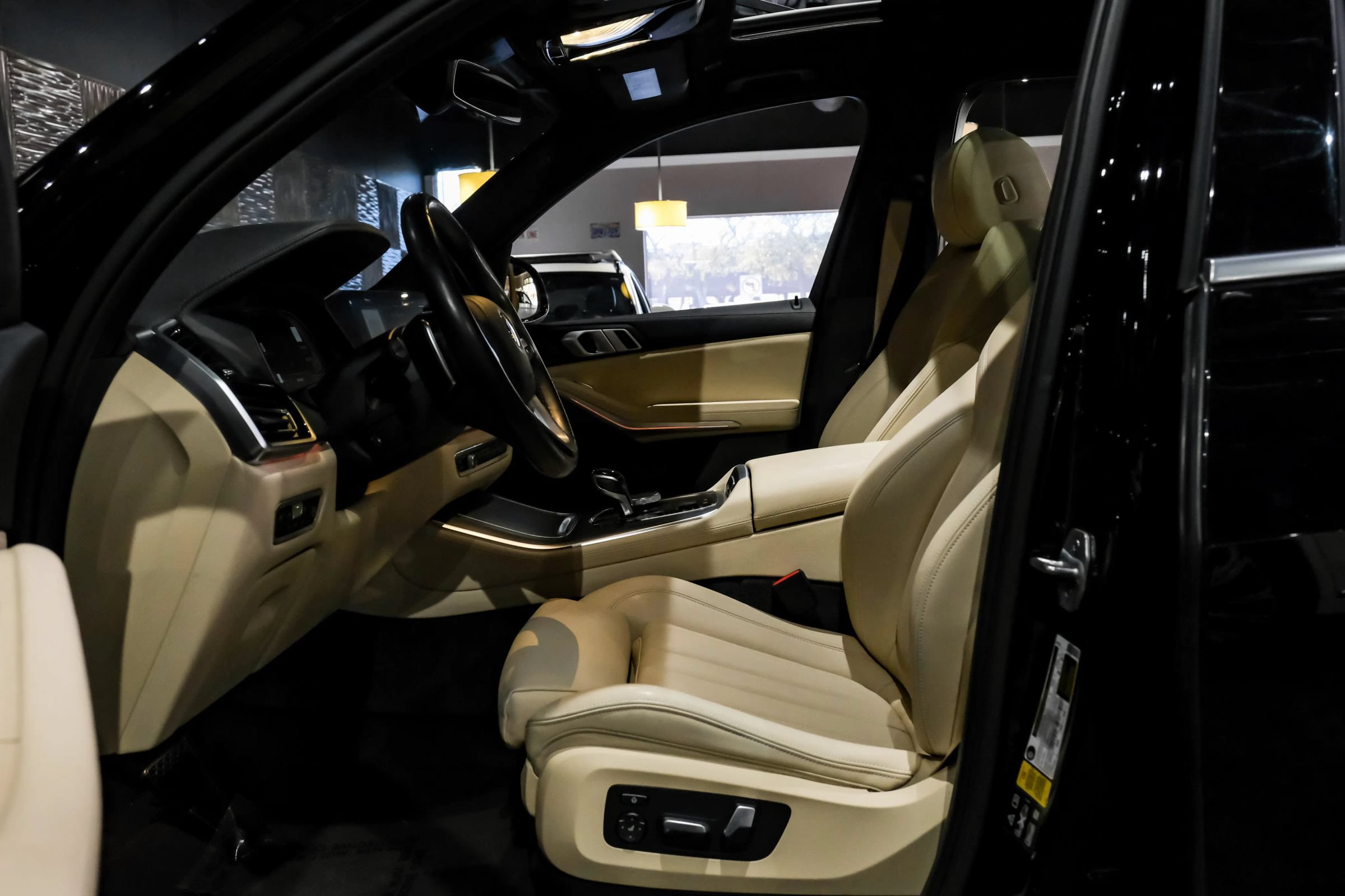 Used 2019 BMW X5 xDrive40i w/ Convenience Package AWD/4WD image 4