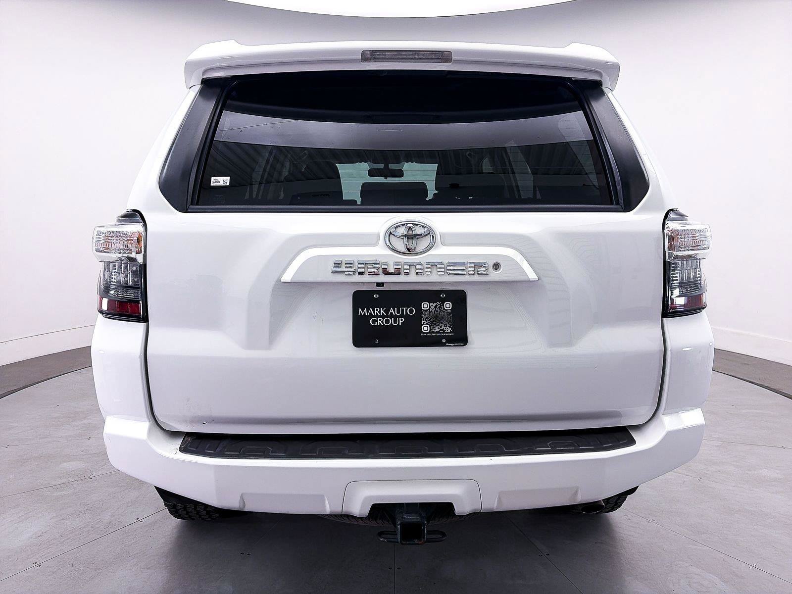 Used 2018 Toyota 4Runner SR5 AWD/4WD image 12