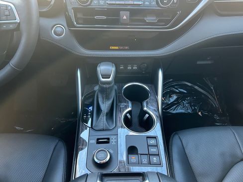 Used 2025 Toyota Highlander Limited image 12