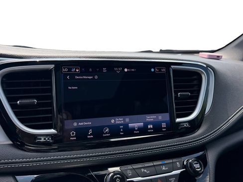 Used 2025 Chrysler Pacifica Limited FWD image 19