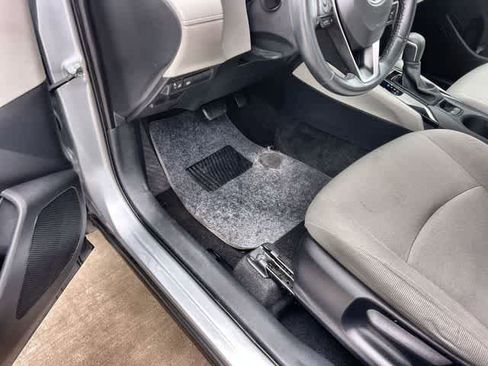 Used 2022 Toyota Corolla Cross LE image 3