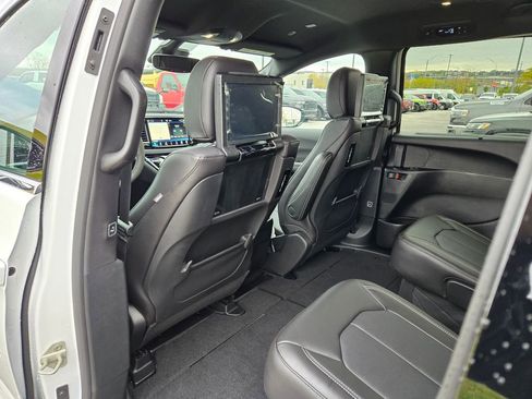 New 2026 Chrysler Pacifica Select AWD/4WD image 25