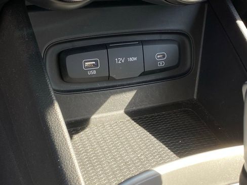 Used 2024 Hyundai Venue SEL image 18