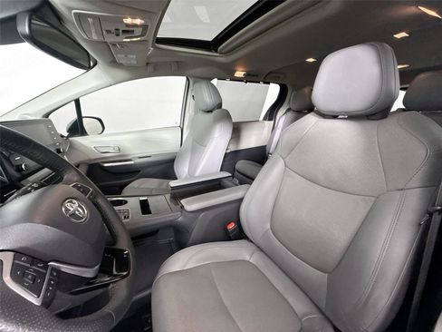 Certified 2022 Toyota Sienna Limited image 3