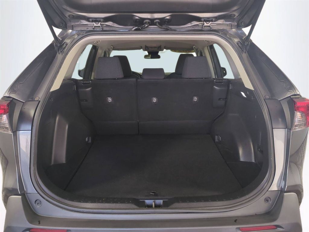 Used 2021 Toyota RAV4 LE FWD image 13