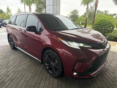 Used 2025 Toyota Sienna XSE FWD image 3