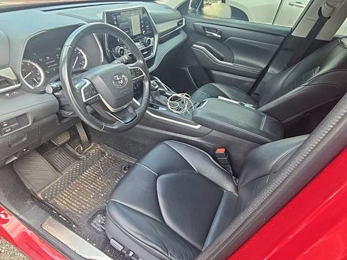 Used 2022 Toyota Highlander XLE AWD/4WD image 13