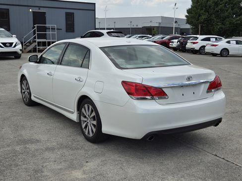 Used 2011 Toyota Avalon Limited FWD image 3